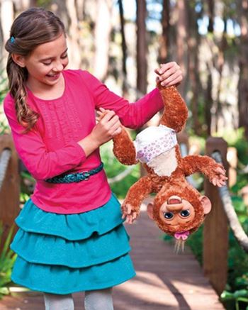 FurReal Friends Affe hängt kopfüber an Händen von Mädchen
